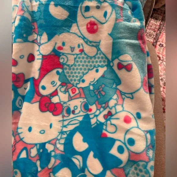 🎀Hello Kitty and Friends Cloud Throw Blanket Sticking Together NWT - Picture 3 of 4